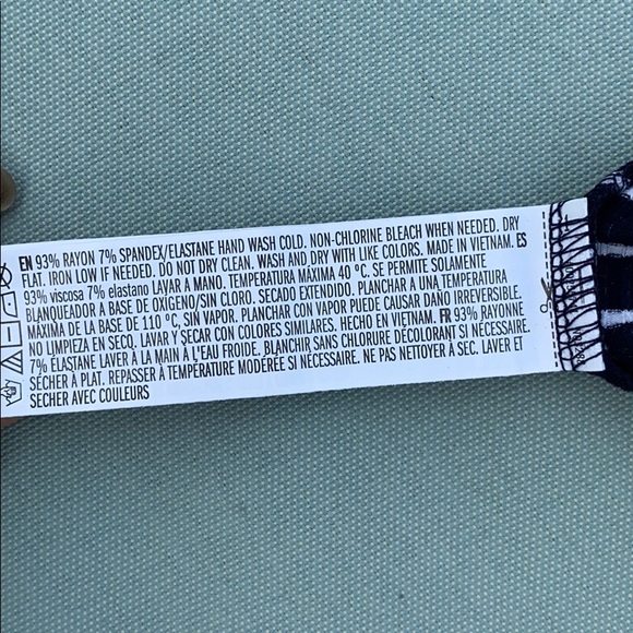 🎁FINAL SALE🛍 Forever 21 cropped top black/white - Picture 4 of 4